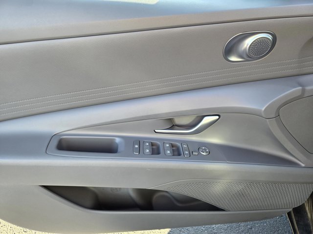 Used 2025 Hyundai Elantra SE FWD image 17