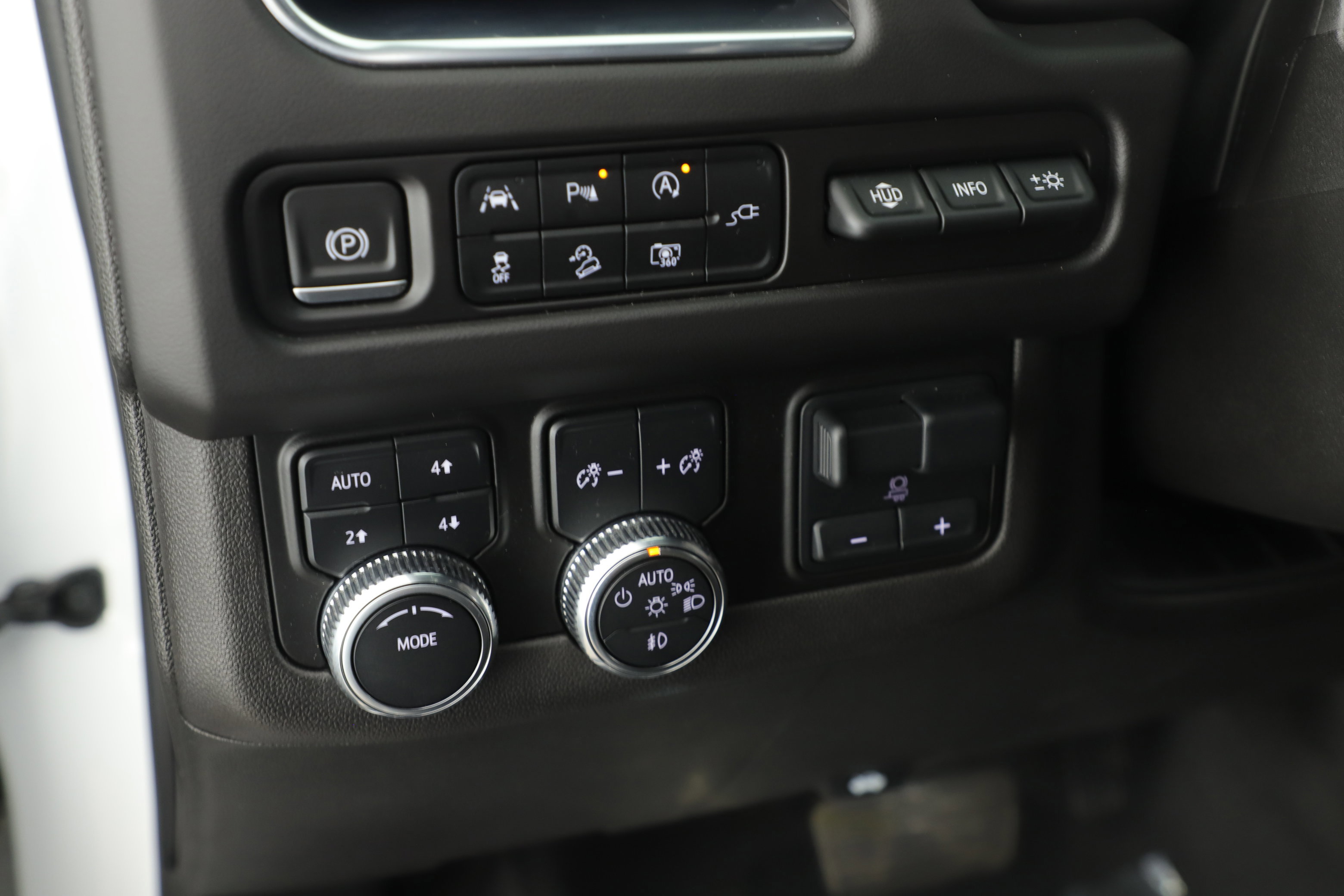 Used 2022 GMC Yukon AT4 w/ Technology Package image 11