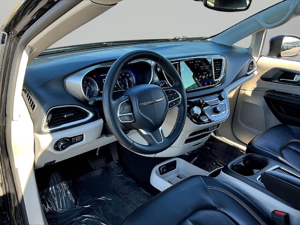Used 2023 Chrysler Pacifica Touring-L FWD image 21