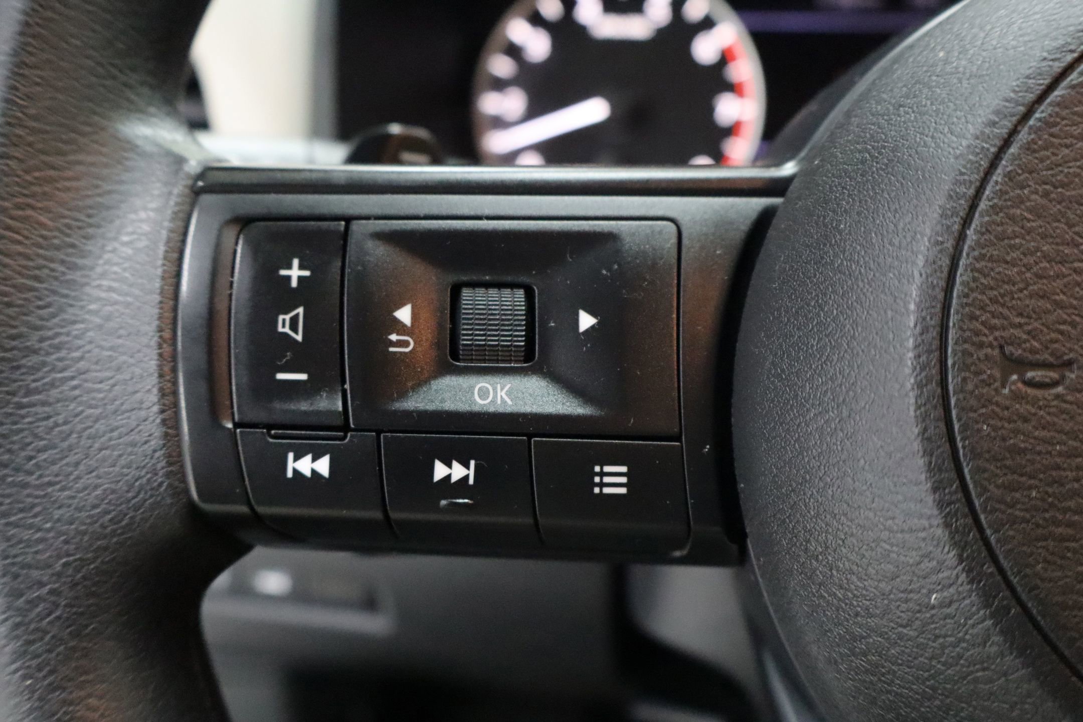 Used 2024 Nissan Rogue SV image 16