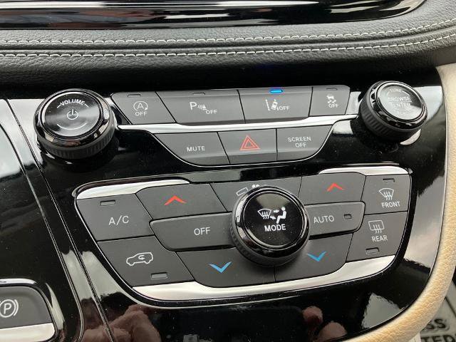 Used 2023 Chrysler Pacifica Limited AWD/4WD image 40