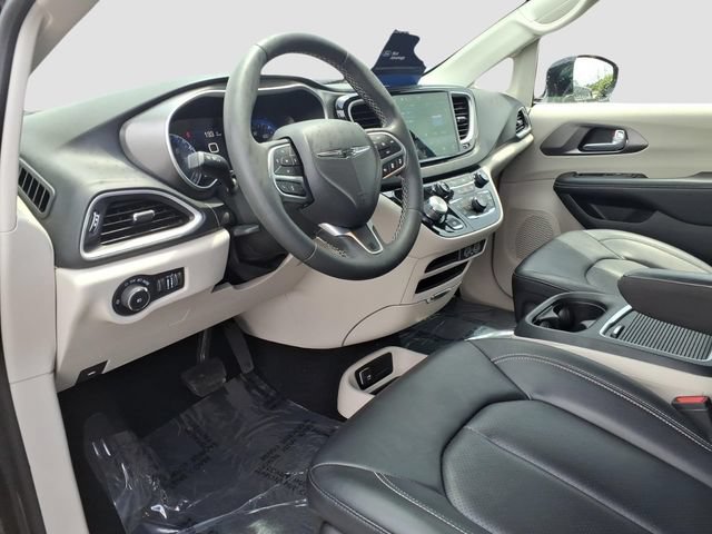 Used 2024 Chrysler Pacifica Touring-L FWD image 16