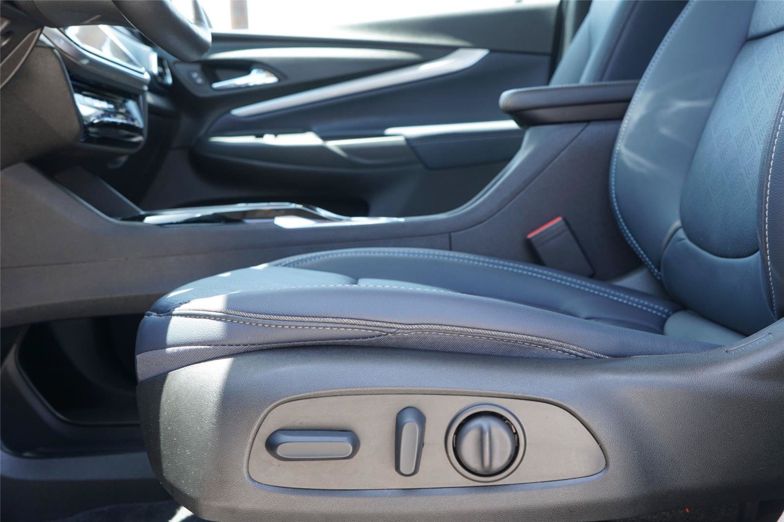 Used 2023 Chevrolet Bolt EUV Premier w/ Sun & Sound Package FWD image 21