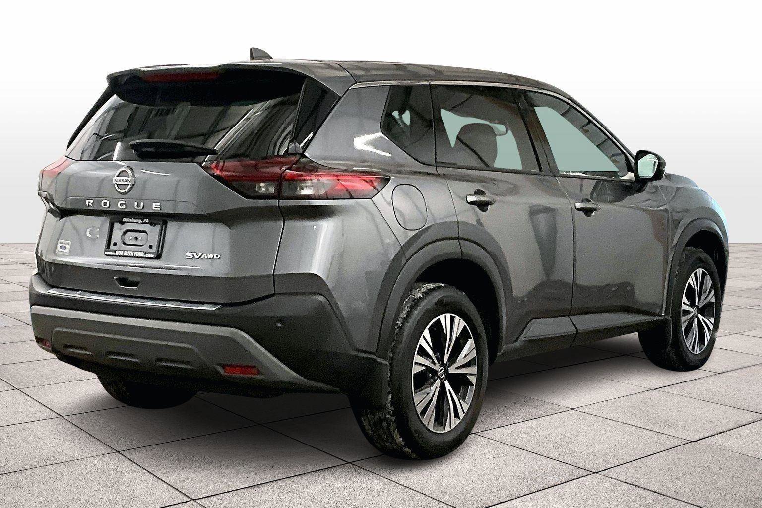 Used 2021 Nissan Rogue SV image 3