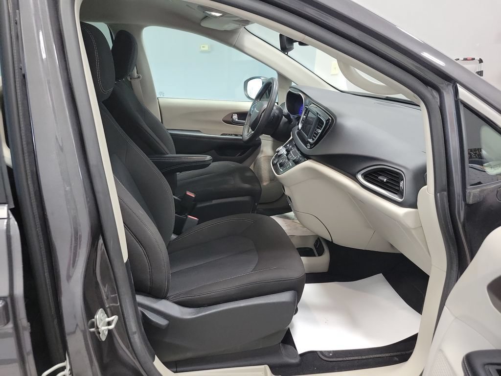 Used 2023 Chrysler Voyager LX FWD image 25