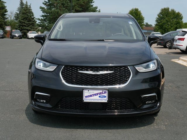 Used 2024 Chrysler Pacifica Touring-L FWD image 3