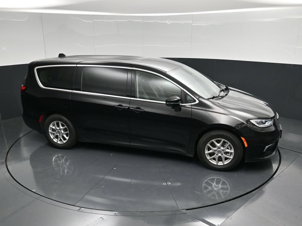 Used 2024 Chrysler Pacifica Touring-L FWD image 42