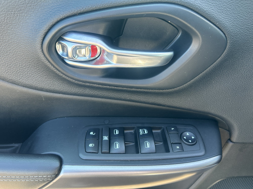 Used 2019 Jeep Cherokee Latitude w/ Popular Appearance Group AWD/4WD image 17