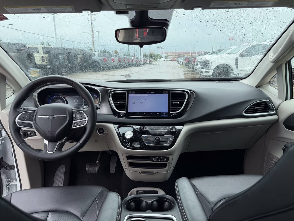 Used 2024 Chrysler Pacifica Touring-L FWD image 31