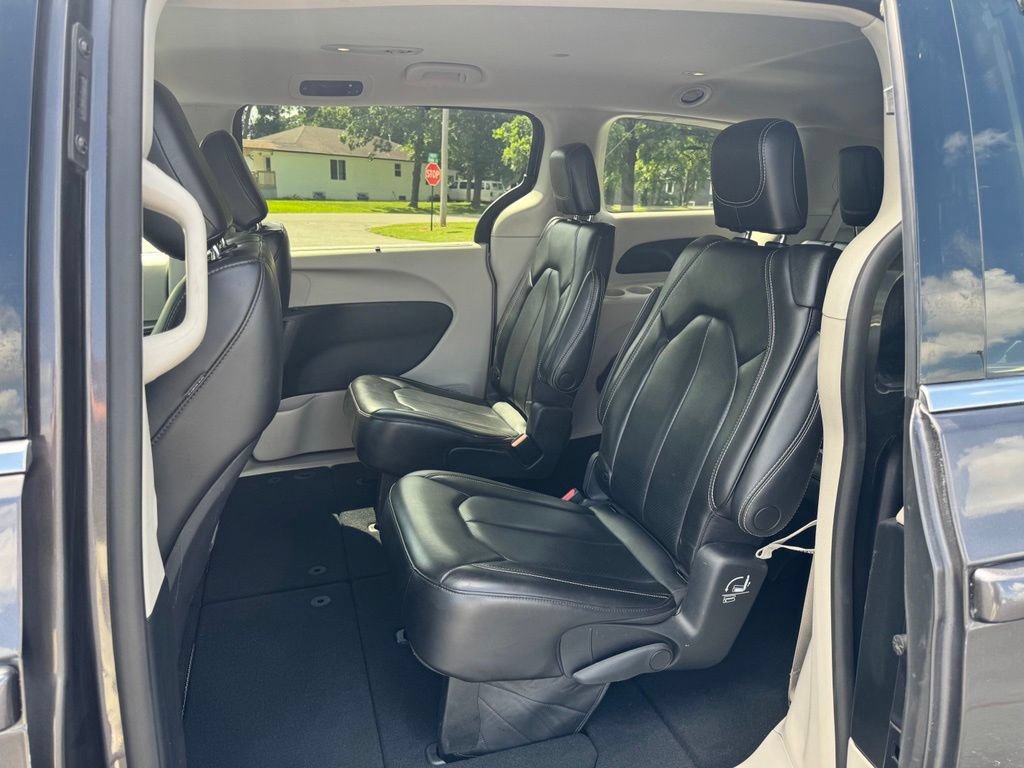 Used 2023 Chrysler Pacifica Touring-L FWD image 19