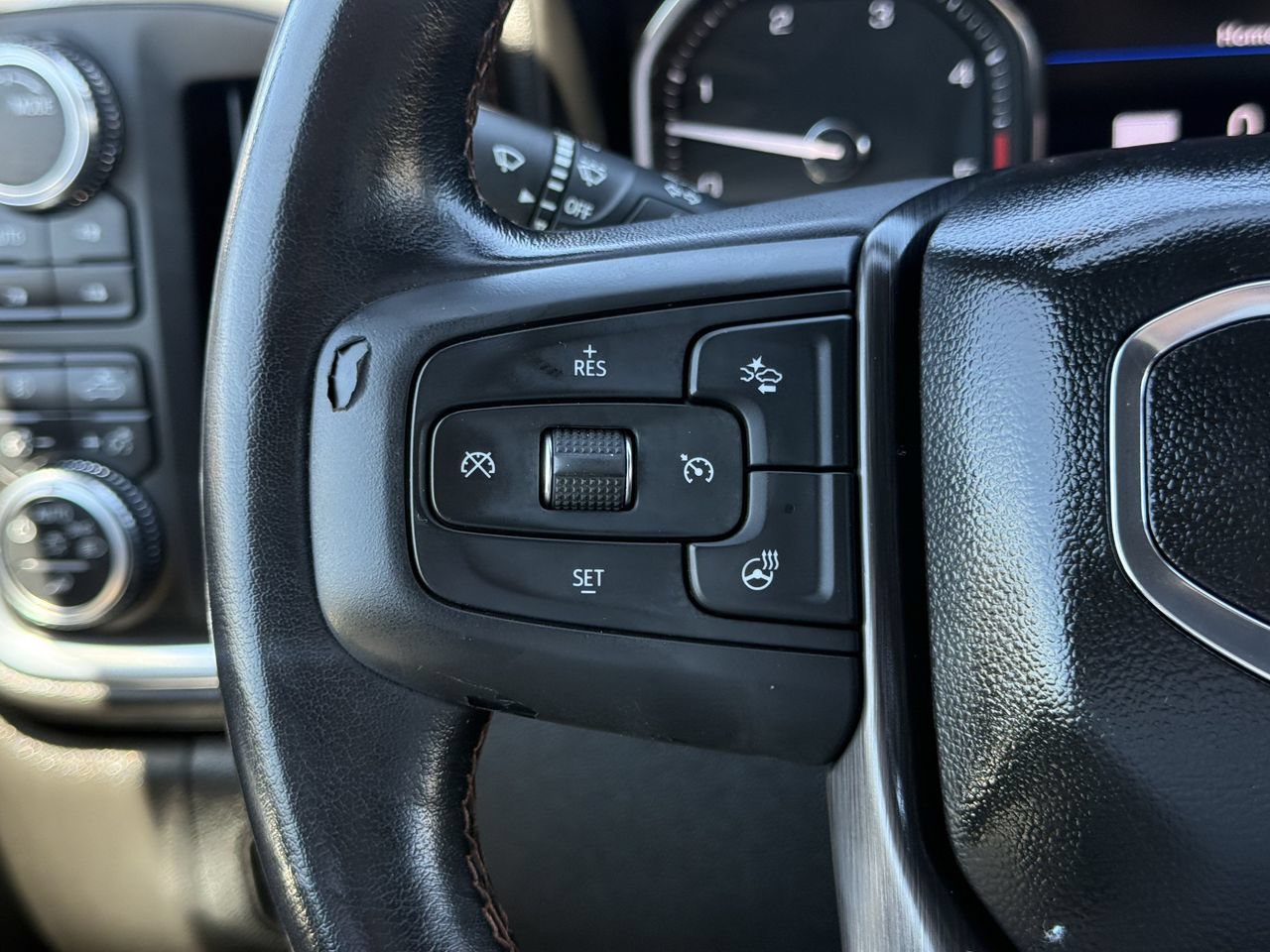 Used 2021 GMC Sierra 2500 AT4 w/ AT4 Premium Plus Package AWD/4WD image 12