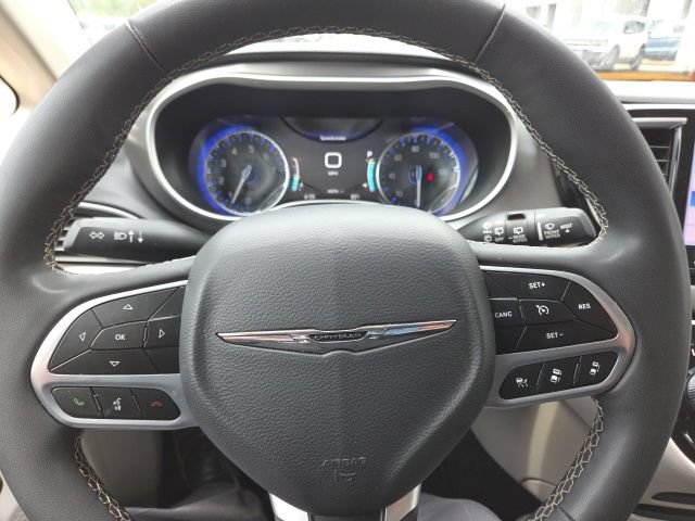 Used 2023 Chrysler Pacifica Touring-L FWD image 40