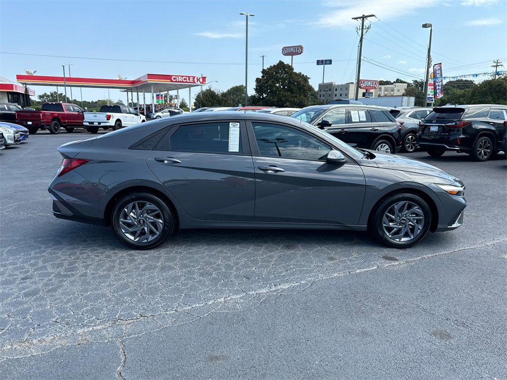 Used 2024 Hyundai Elantra SEL image 2