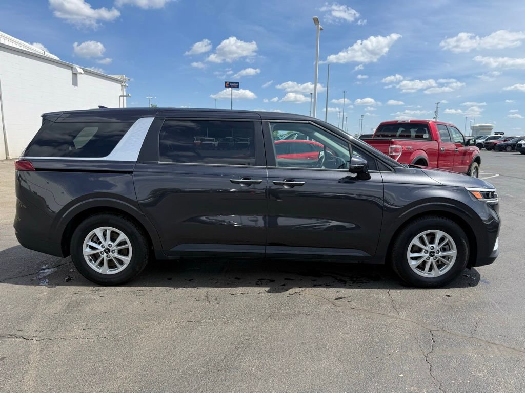 Used 2024 Kia Carnival LX FWD image 2