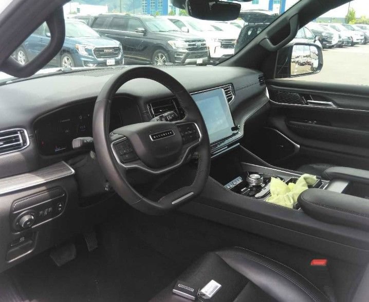 Used 2023 Jeep Wagoneer L Series II AWD/4WD image 6