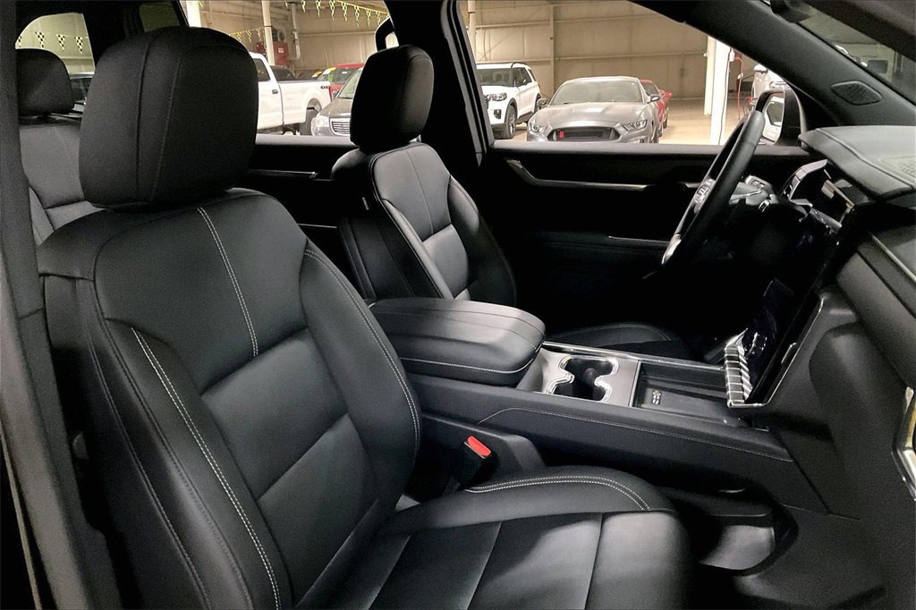 Used 2024 GMC Acadia Elevation image 9