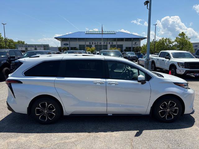 Used 2025 Toyota Sienna Platinum AWD/4WD image 4