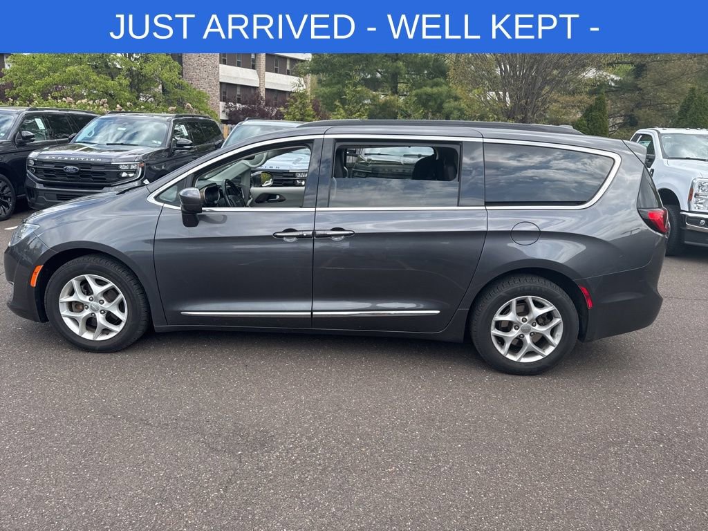 Used 2017 Chrysler Pacifica Touring-L w/ Tire & Wheel Group FWD image 5
