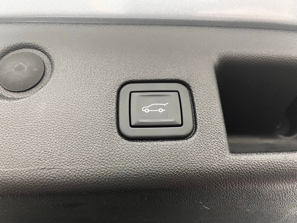 Used 2024 Chevrolet Equinox Premier image 16