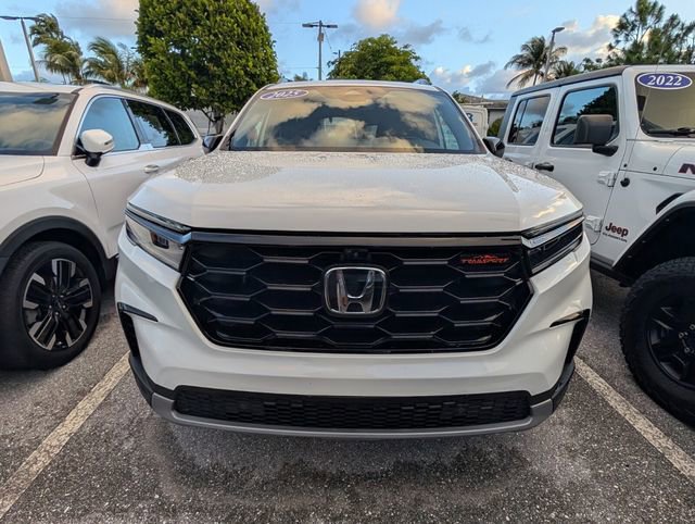 Used 2025 Honda Pilot TrailSport image 2