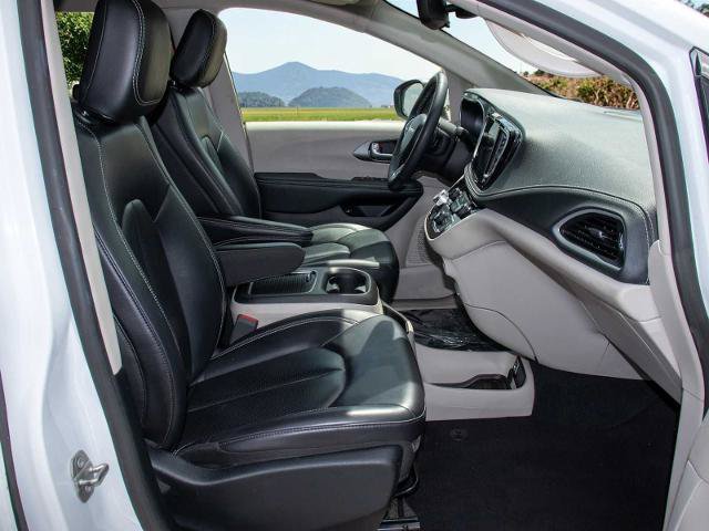 Used 2023 Chrysler Pacifica Touring-L FWD image 17
