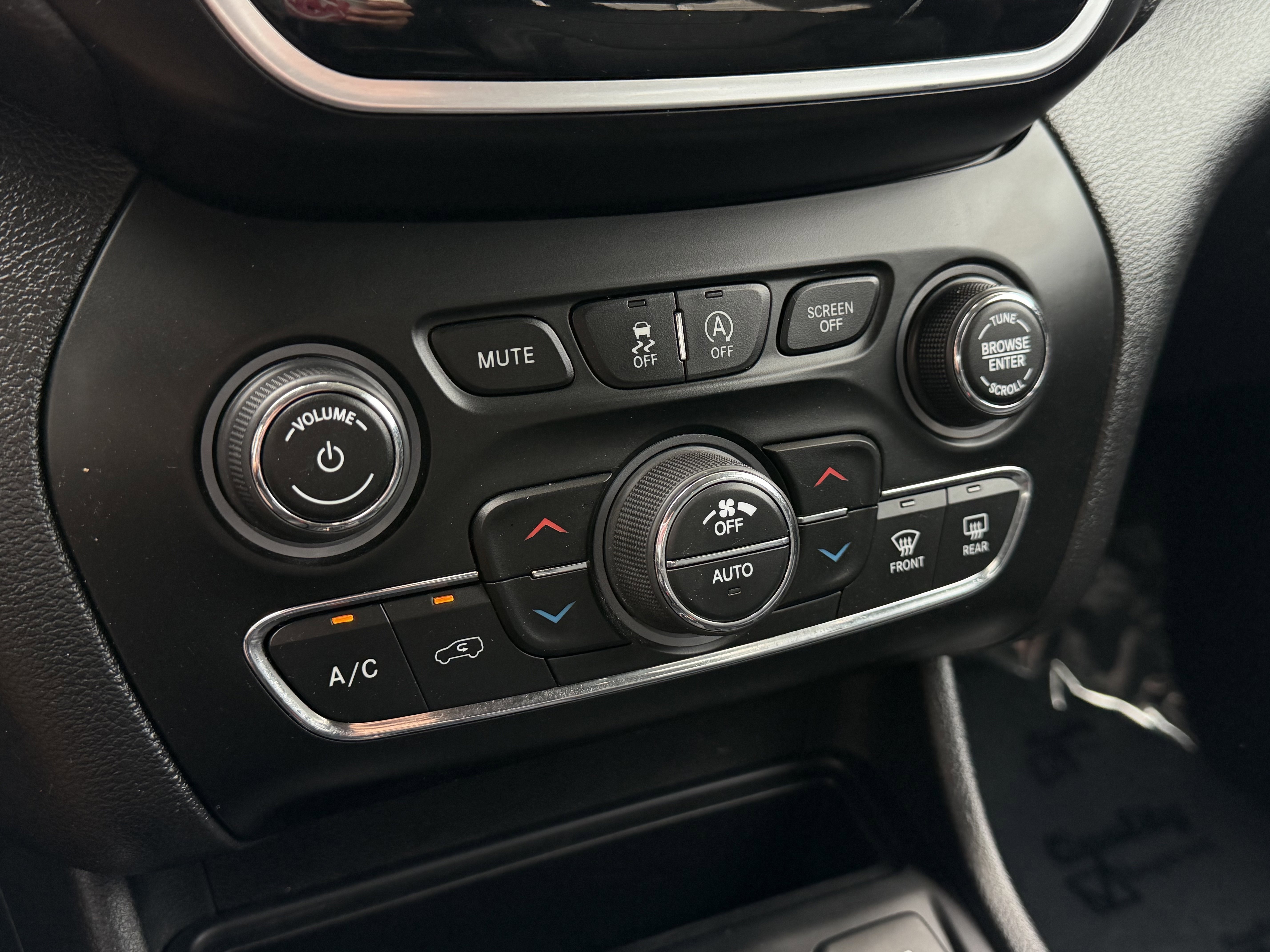 Used 2019 Jeep Cherokee Limited AWD/4WD image 23