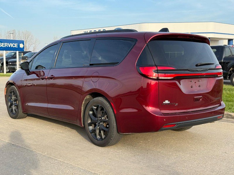 Used 2023 Chrysler Pacifica Limited w/ S Appearance Package image 3
