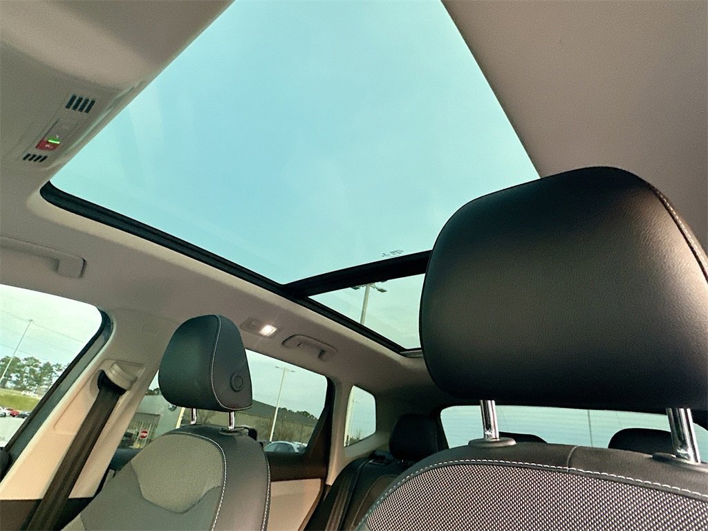 Used 2022 Volkswagen Taos SE w/ Panoramic Sunroof Package image 12