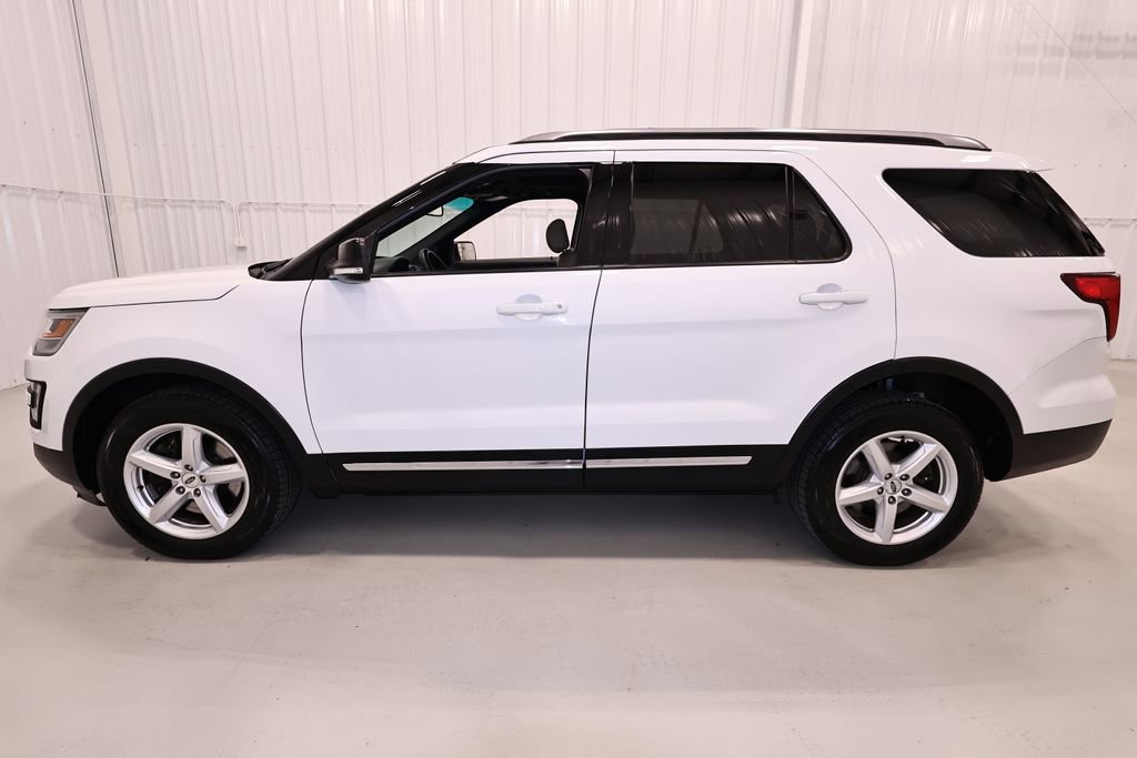 Certified 2017 Ford Explorer XLT w/ Equipment Group 202A AWD/4WD image 4