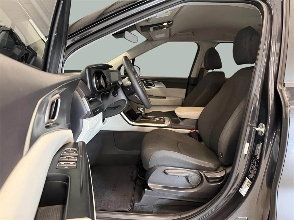 Used 2022 Kia Carnival LX image 17