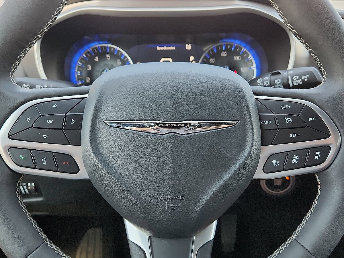 Used 2025 Chrysler Pacifica Select FWD image 11