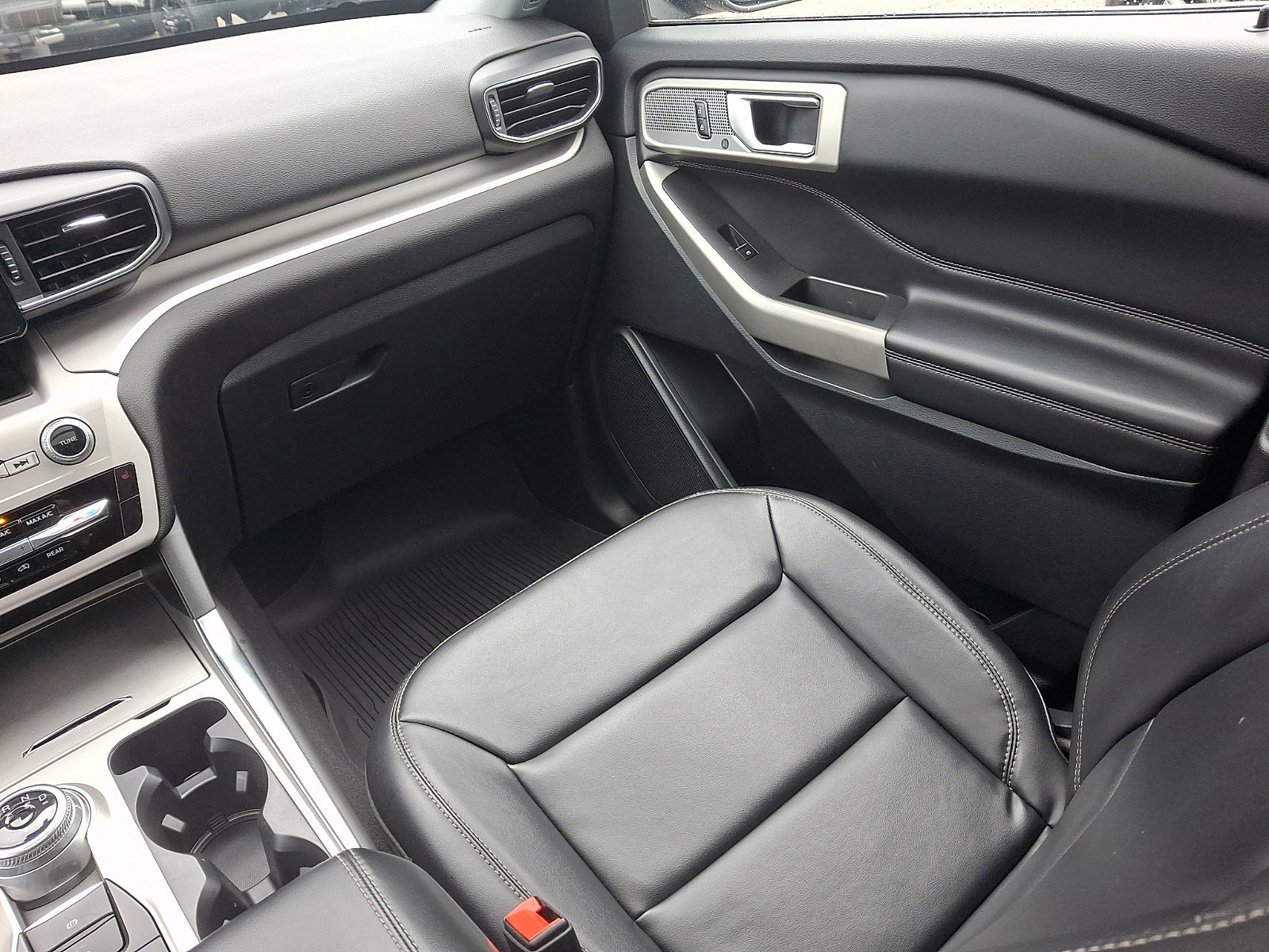 Certified 2023 Ford Explorer XLT w/ Equipment Group 202A image 15