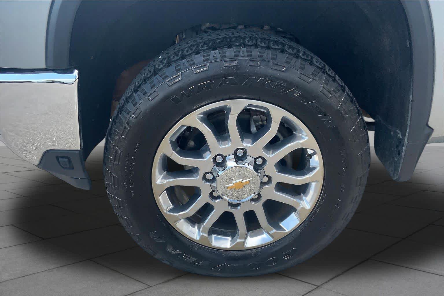 Used 2025 Chevrolet Silverado 2500 LTZ w/ LTZ Convenience Package AWD/4WD image 11