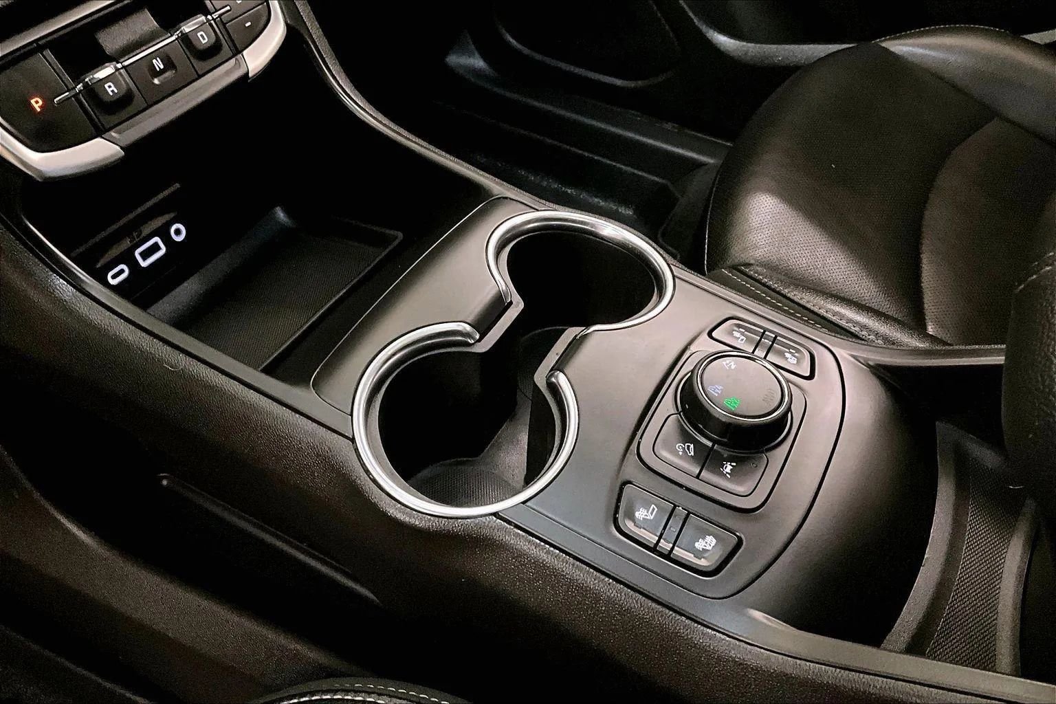 Used 2024 GMC Terrain SLT image 16