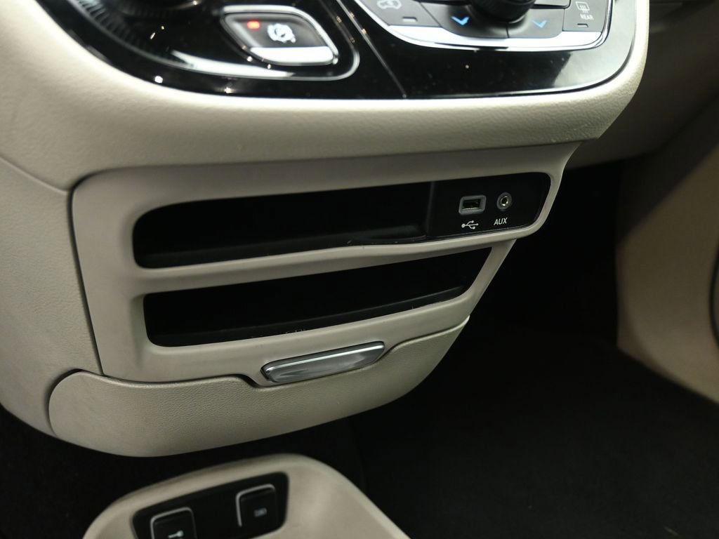 Used 2020 Chrysler Voyager Lxi image 19
