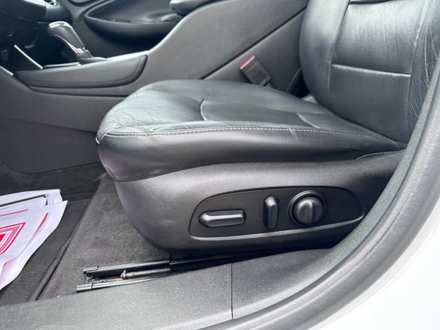 Used 2018 Chevrolet Malibu Premier w/ Premier Sun and Wheel Package FWD image 12