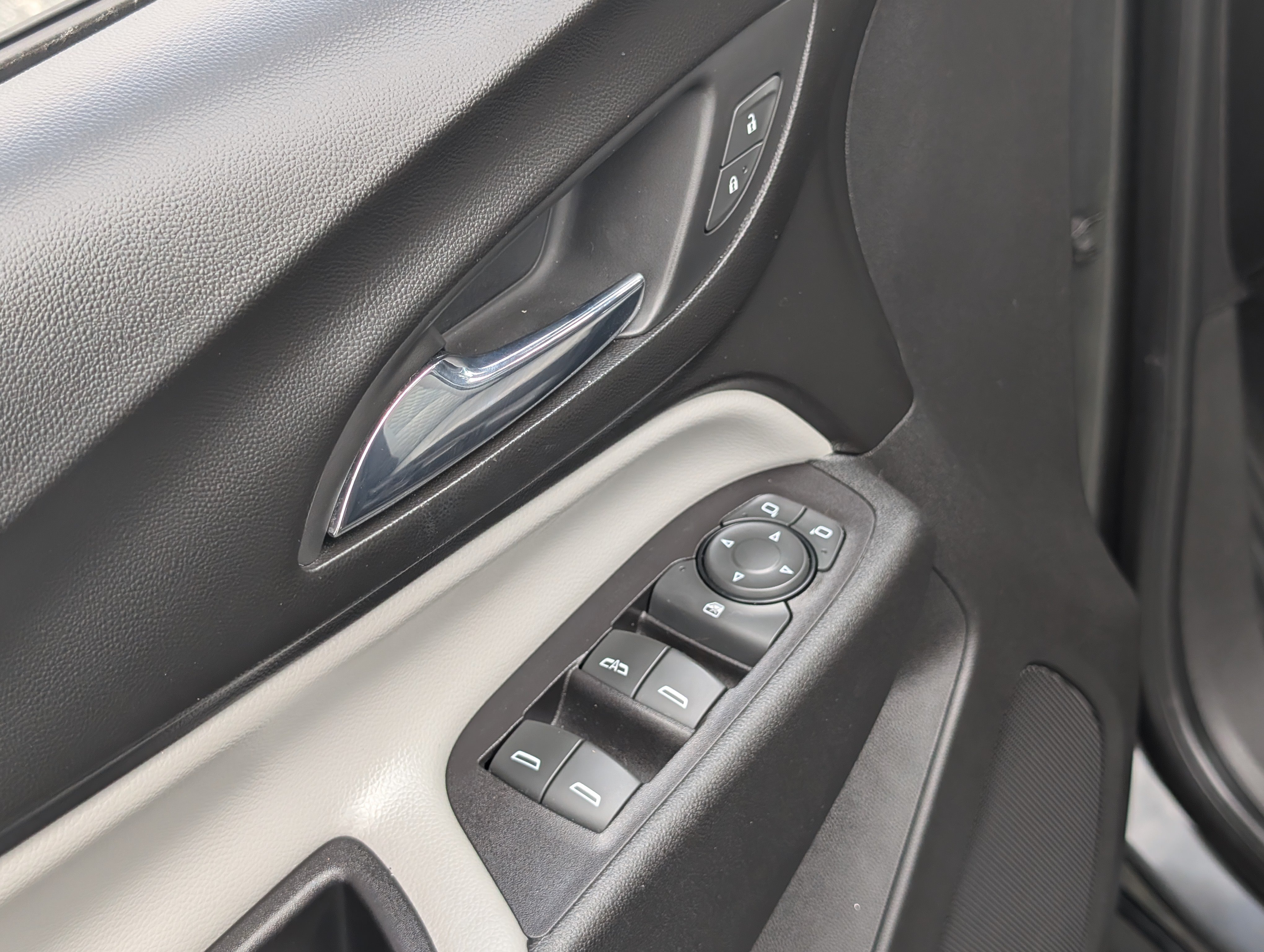 Used 2018 Chevrolet Equinox LS FWD image 17