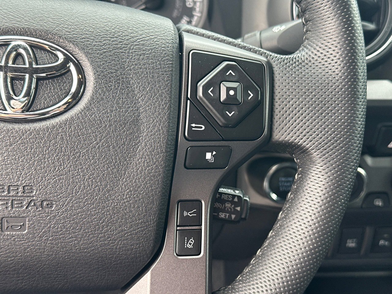Used 2022 Toyota Tacoma TRD Off-Road w/ Technology Package AWD/4WD image 27