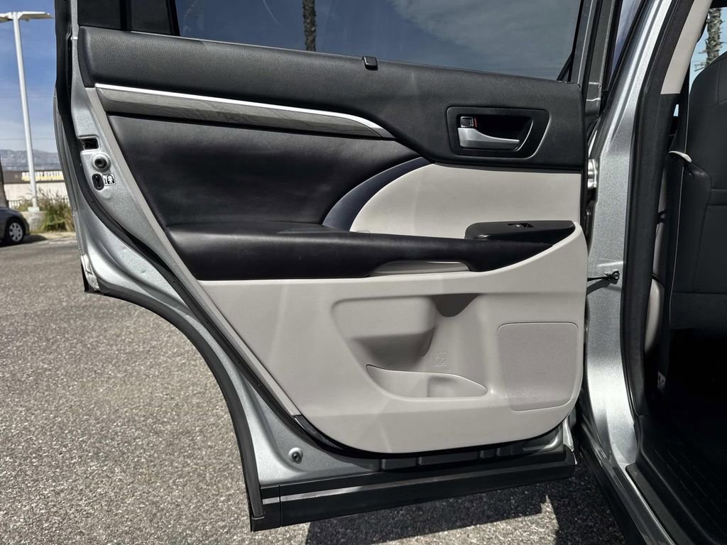 Used 2018 Toyota Highlander Limited Platinum w/ Carpet Mat Package (TMS) image 23