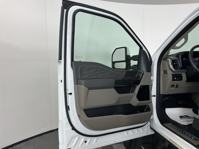 Certified 2025 Ford F450 Platinum w/ Platinum Plus Package AWD/4WD image 16
