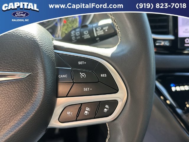 Used 2025 Chrysler Pacifica Select FWD image 23
