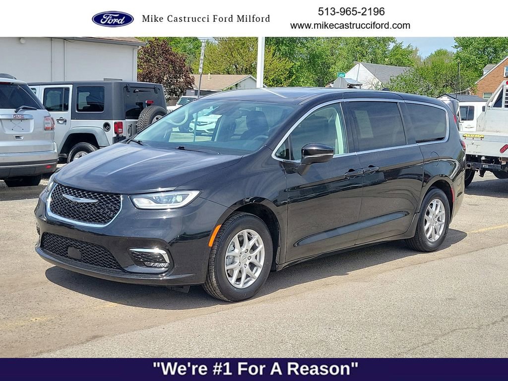 Used 2023 Chrysler Pacifica Touring-L FWD image 1