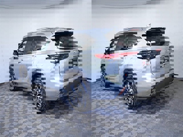 Used 2020 Toyota Highlander XLE image 6