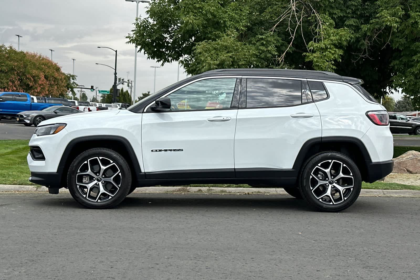 Used 2025 Jeep Compass Limited AWD/4WD image 5