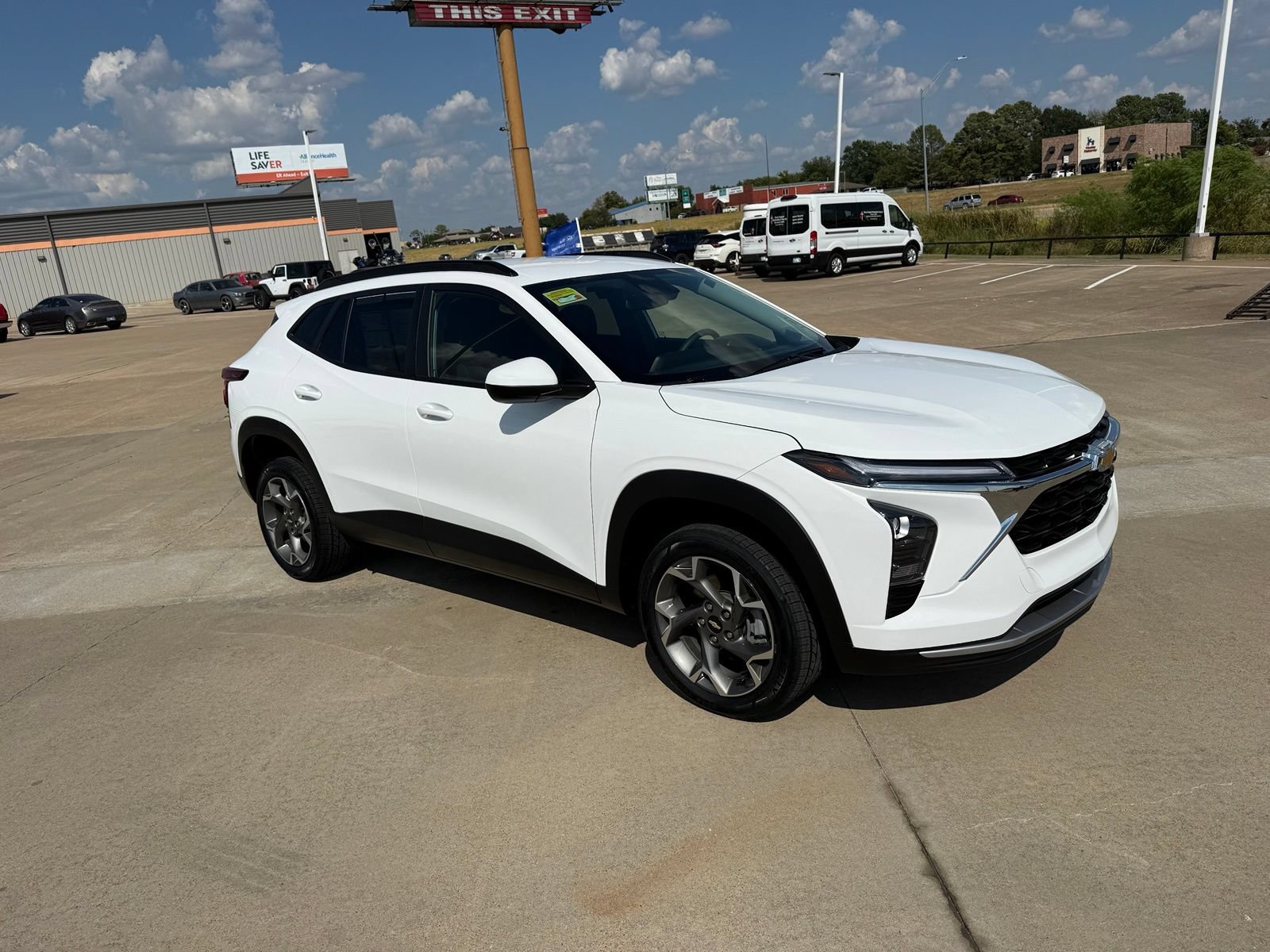 Used 2025 Chevrolet Trax LT FWD image 3
