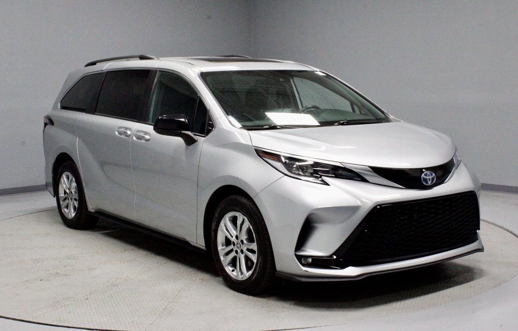 Used 2022 Toyota Sienna XSE image 1