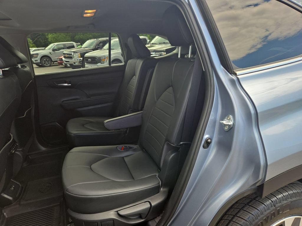 Used 2020 Toyota Highlander XLE AWD/4WD image 4