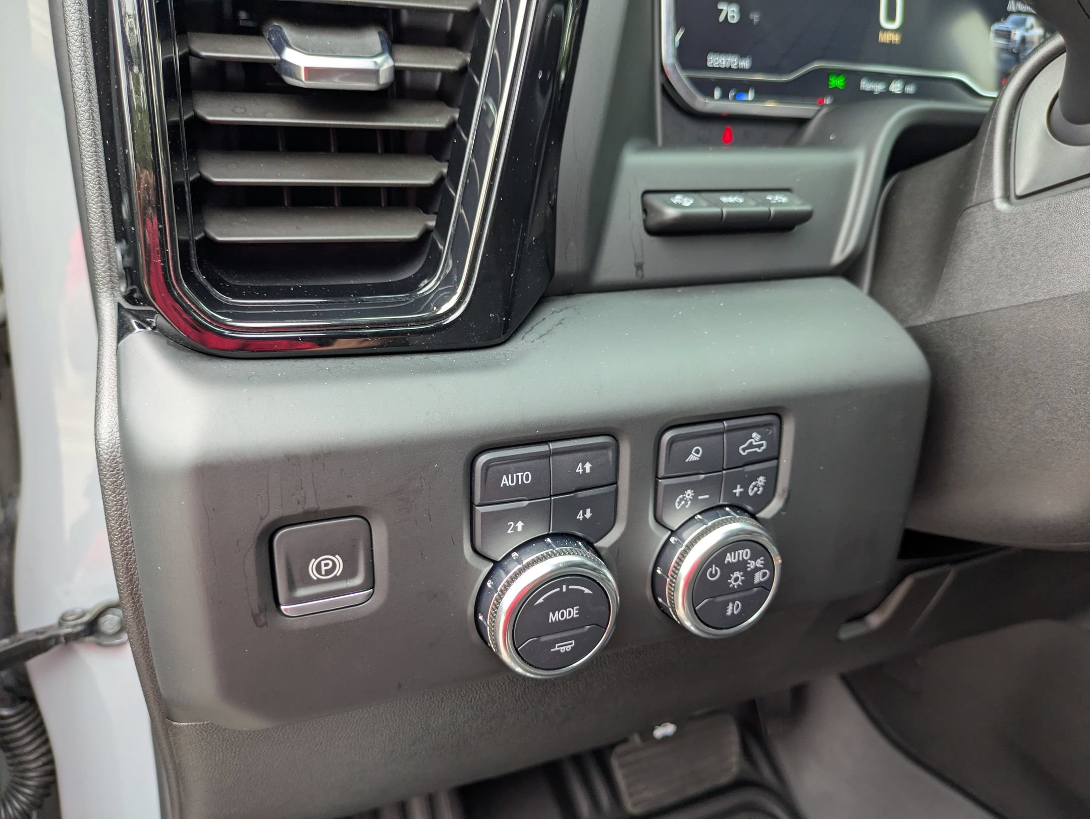 Used 2024 GMC Sierra 2500 AT4X AWD/4WD image 17