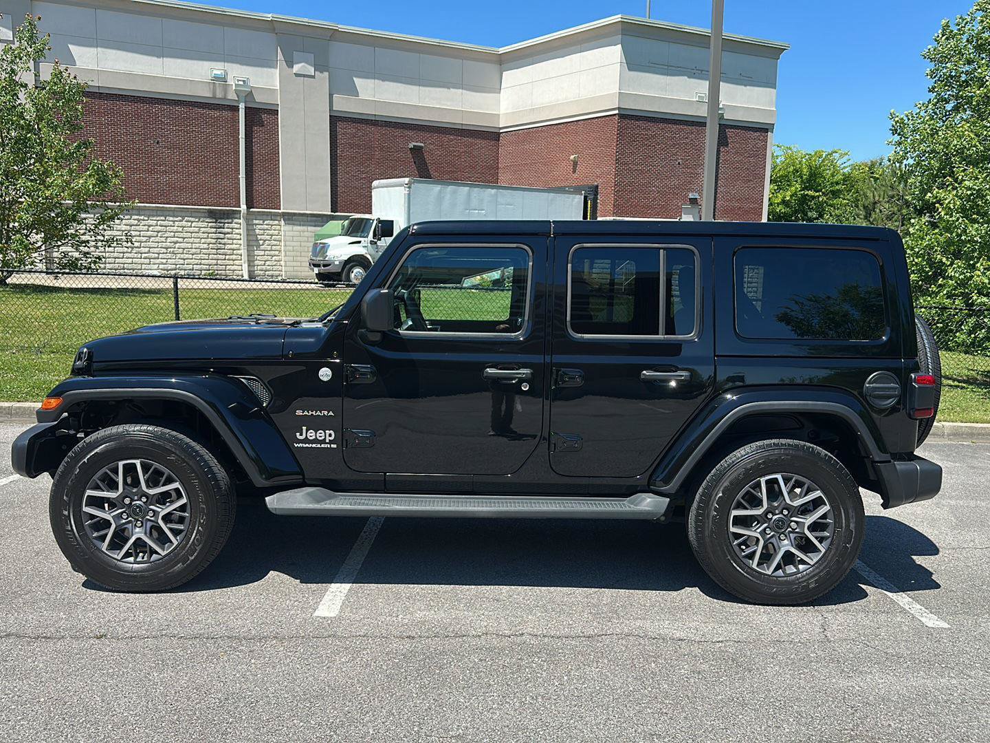 Used 2024 Jeep Wrangler Unlimited Sahara w/ Technology Group AWD/4WD image 2