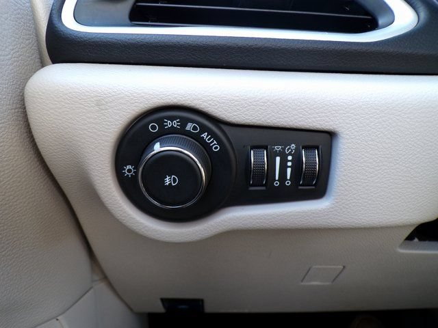 Used 2024 Chrysler Pacifica Touring-L FWD image 23